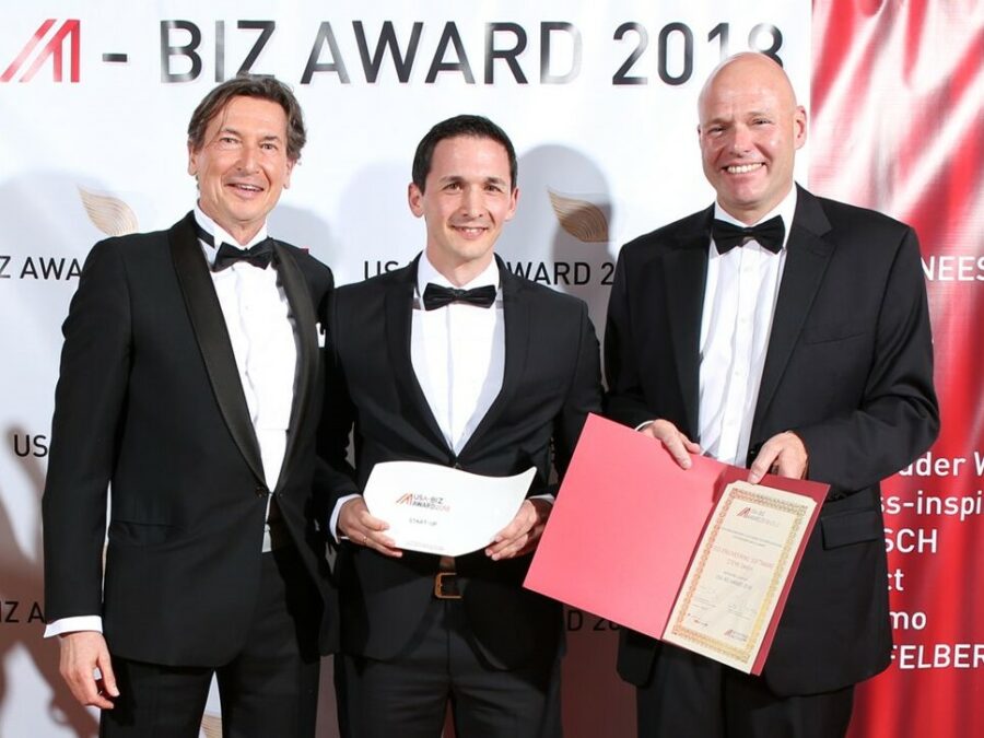 CMO Karl Felbauer (2nd f.l.) receiving the award in Los Angeles